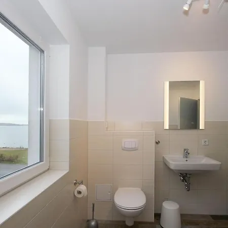 F-1037 Neuendorf Haus Terrasse, Gartennutzung, Meerblick Ferienhaus